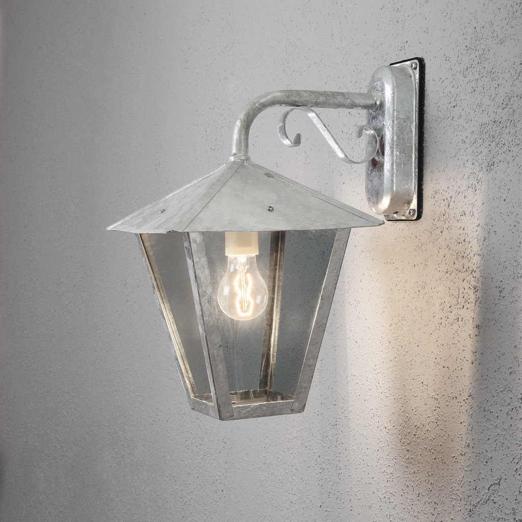 Benu Acier galvanisé lampe d’extérieur De Konstsmide - Cette lampe convient &agrave; toutes les conditions m&eacute;t&eacute;orologiques et offre une solution d'&eacute;clairage ext&eacute;rieur durable et &eacute;l&eacute;gante.