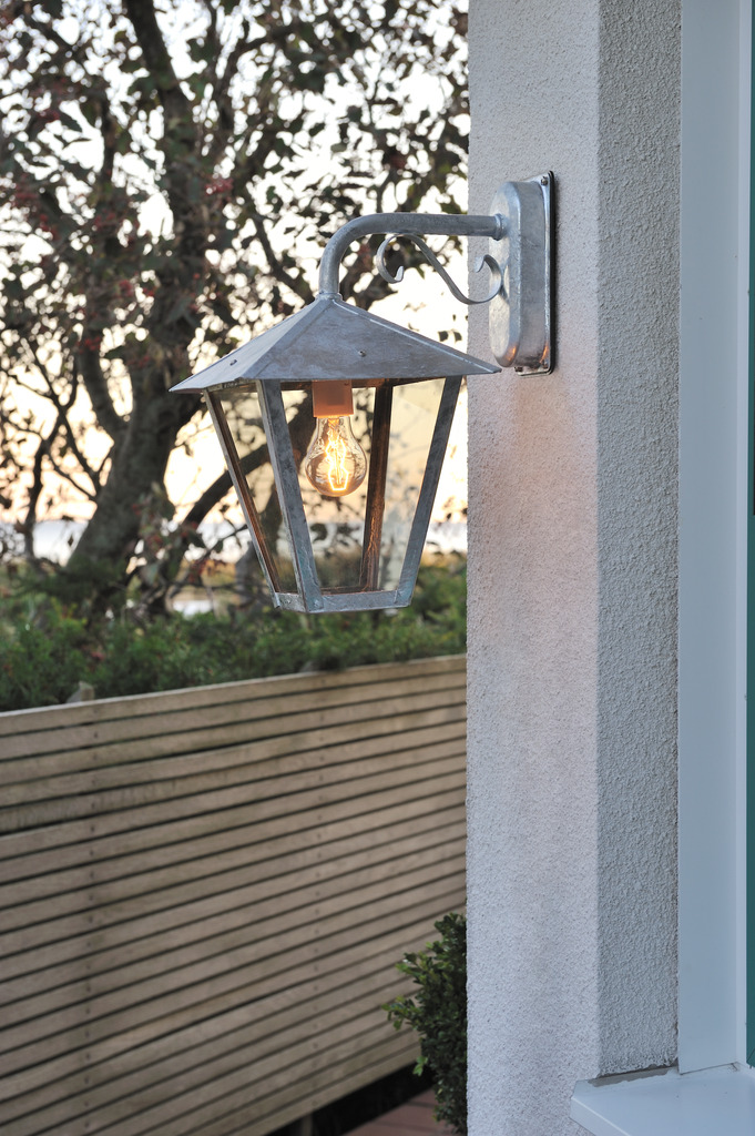 Benu Acier galvanisé lampe d’extérieur De Konstsmide - Cette lampe convient &agrave; toutes les conditions m&eacute;t&eacute;orologiques et offre une solution d'&eacute;clairage ext&eacute;rieur durable et &eacute;l&eacute;gante.