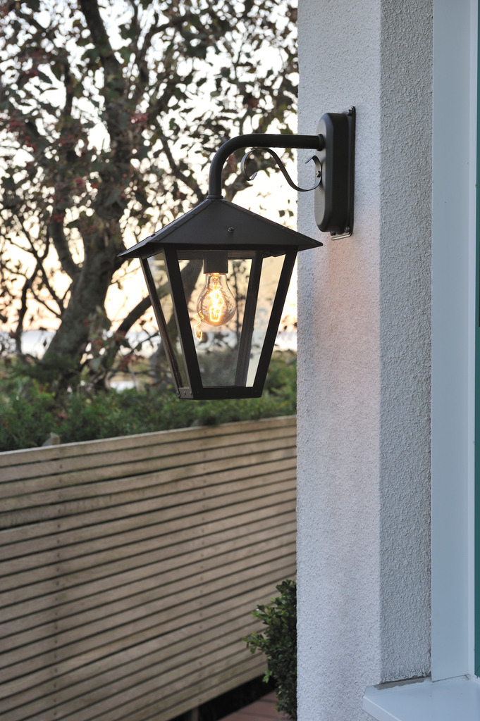 Benu Noir lampe d’extérieur De Konstsmide - Cette lampe convient &agrave; toutes les conditions m&eacute;t&eacute;orologiques et offre une solution d'&eacute;clairage ext&eacute;rieur durable et &eacute;l&eacute;gante.