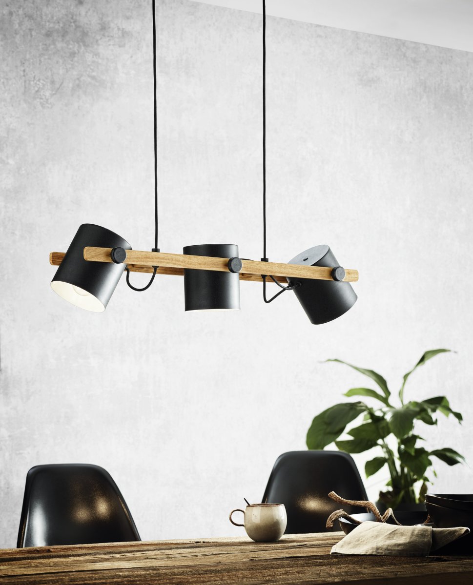 Hornwood 78cm Noir suspension De Eglo - Ses trois abat-jour noirs &agrave; int&eacute;rieur blanc, orientables, diffusent une lumi&egrave;re efficace et agr&eacute;able, adaptable &agrave; vos besoins.