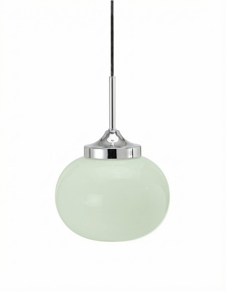 Elsy Ø18 Vert lampe de fenêtre De PR Home - Son abat-jour en verre vert sauge, fa&ccedil;onn&eacute; &agrave; la main, conf&egrave;re &agrave; chaque applique un caract&egrave;re unique, tandis que les d&eacute;tails en m&eacute;tal chrom&eacute; apportent un contraste raffin&eacute;.