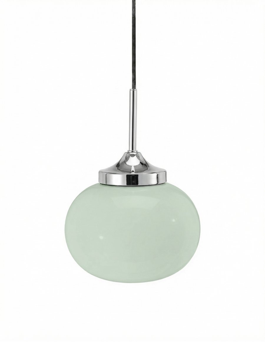 Elsy Ø18 Vert lampe de fenêtre De PR Home - Son abat-jour en verre vert sauge, fa&ccedil;onn&eacute; &agrave; la main, conf&egrave;re &agrave; chaque applique un caract&egrave;re unique, tandis que les d&eacute;tails en m&eacute;tal chrom&eacute; apportent un contraste raffin&eacute;.