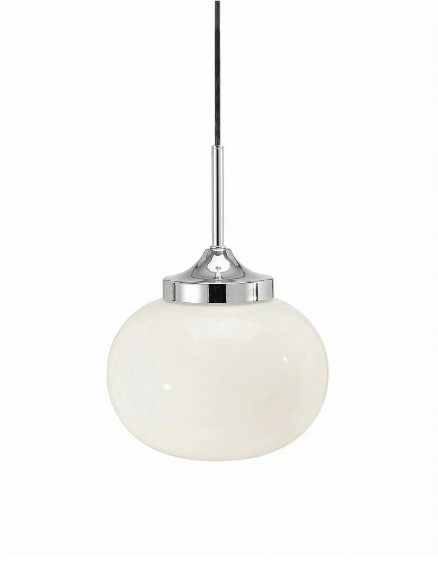 Elsy Ø18 Blanc lampe de fenêtre De PR Home - Son abat-jour en verre blanc cass&eacute;, fa&ccedil;onn&eacute; &agrave; la main, conf&egrave;re &agrave; chaque applique un caract&egrave;re unique, tandis que les d&eacute;tails en m&eacute;tal chrom&eacute; apportent un contraste raffin&eacute;.