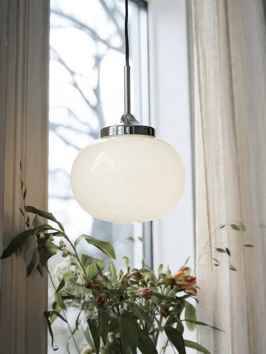 Elsy Ø18 Blanc lampe de fenêtre De PR Home - Son abat-jour en verre blanc cass&eacute;, fa&ccedil;onn&eacute; &agrave; la main, conf&egrave;re &agrave; chaque applique un caract&egrave;re unique, tandis que les d&eacute;tails en m&eacute;tal chrom&eacute; apportent un contraste raffin&eacute;.