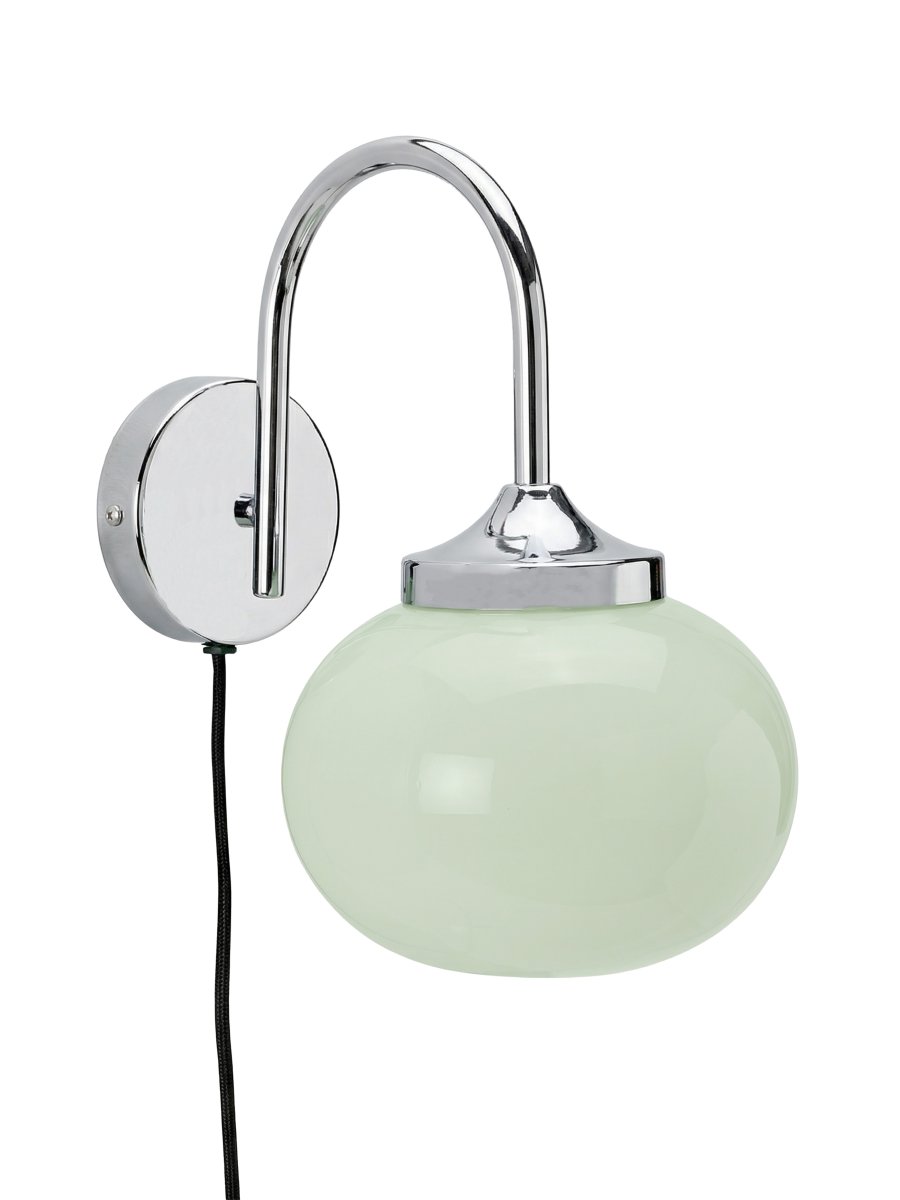 Elsy 30cm Vert lampe de lecture De PR Home - Son abat-jour en verre souffl&eacute; &agrave; la main, d'un doux vert sauge, conf&egrave;re &agrave; chaque lampe un caract&egrave;re unique, tandis que les d&eacute;tails en m&eacute;tal chrom&eacute; cr&eacute;ent un contraste raffin&eacute; et exclusif.