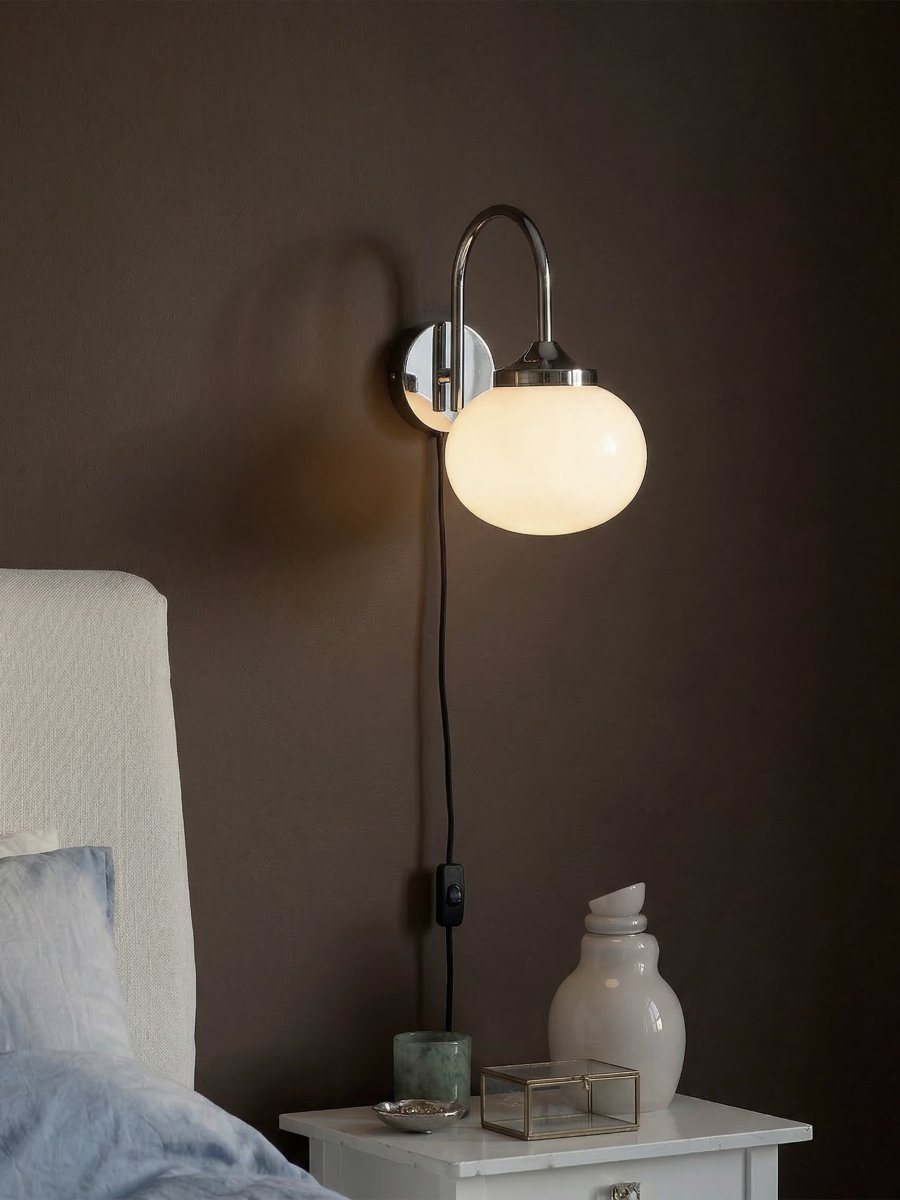 Elsy 30cm Blanc lampe de lecture De PR Home - Son abat-jour en verre blanc cass&eacute;, fa&ccedil;onn&eacute; &agrave; la main, conf&egrave;re &agrave; chaque lampe un caract&egrave;re unique, tandis que les d&eacute;tails en m&eacute;tal chrom&eacute; cr&eacute;ent un contraste raffin&eacute; et exclusif.