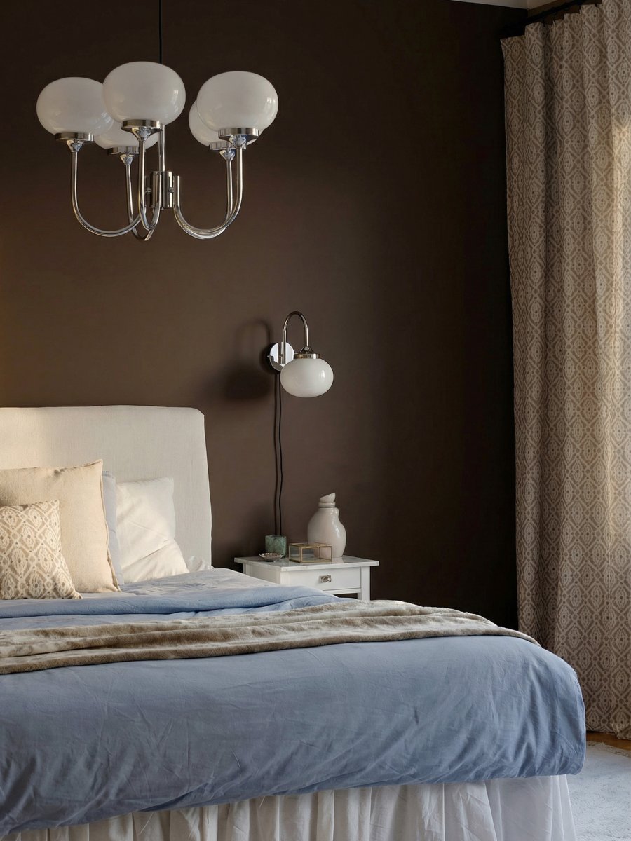 Elsy 30cm Blanc lampe de lecture De PR Home - Son abat-jour en verre blanc cass&eacute;, fa&ccedil;onn&eacute; &agrave; la main, conf&egrave;re &agrave; chaque lampe un caract&egrave;re unique, tandis que les d&eacute;tails en m&eacute;tal chrom&eacute; cr&eacute;ent un contraste raffin&eacute; et exclusif.
