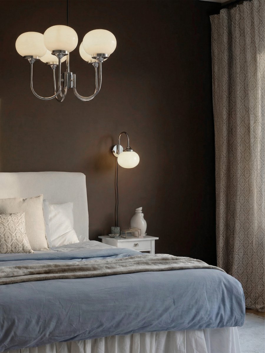 Elsy 30cm Blanc lampe de lecture De PR Home - Son abat-jour en verre blanc cass&eacute;, fa&ccedil;onn&eacute; &agrave; la main, conf&egrave;re &agrave; chaque lampe un caract&egrave;re unique, tandis que les d&eacute;tails en m&eacute;tal chrom&eacute; cr&eacute;ent un contraste raffin&eacute; et exclusif.