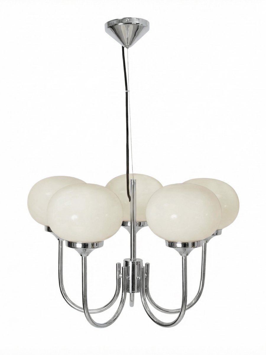 Elsy 5 Ø56 Chrome suspension De PR Home - Il est dot&eacute; de cinq bras orient&eacute;s vers le haut, munis d'abat-jour en verre blanc qui diffusent une lumi&egrave;re douce et agr&eacute;able, cr&eacute;ant ainsi une ambiance cosy dans un salon ou une salle &agrave; manger, par exemple.