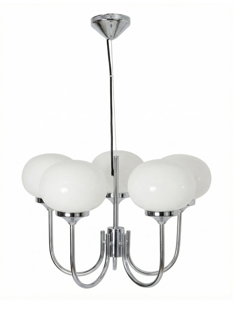 Elsy 5 Ø56 Chrome suspension De PR Home - Il est dot&eacute; de cinq bras orient&eacute;s vers le haut, munis d'abat-jour en verre blanc qui diffusent une lumi&egrave;re douce et agr&eacute;able, cr&eacute;ant ainsi une ambiance cosy dans un salon ou une salle &agrave; manger, par exemple.