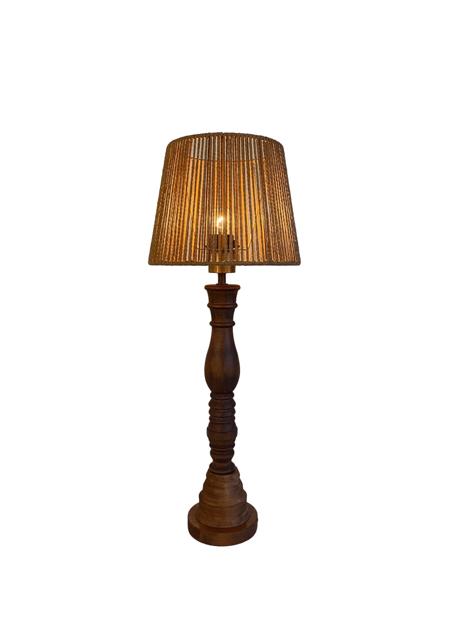Drottningholm 63cm Nature lampe de table De Pixie Design - La base de la lampe est en bois.