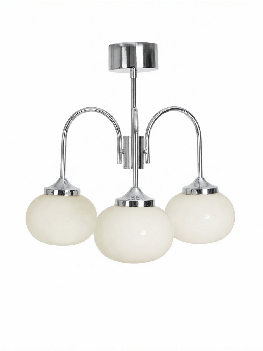 Elsy Ø52 Chrome plafonnier De PR Home - Il est dot&eacute; de trois bras orient&eacute;s vers le bas, surmont&eacute;s d'abat-jour en verre blanc qui diffusent une lumi&egrave;re douce et agr&eacute;able, cr&eacute;ant une ambiance cosy dans les salons, salles &agrave; manger ou couloirs.