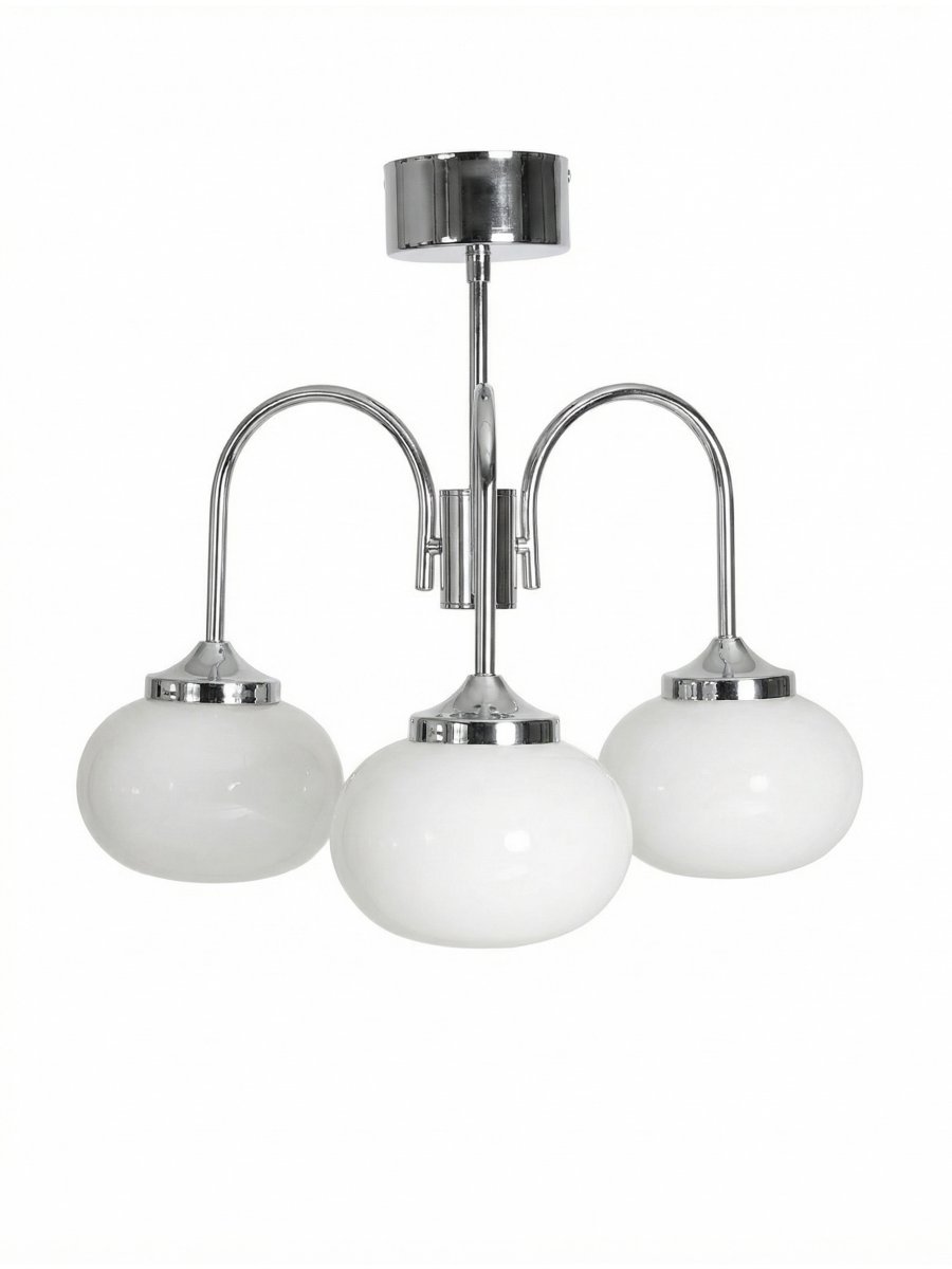 Elsy Ø52 Chrome plafonnier De PR Home - Il est dot&eacute; de trois bras orient&eacute;s vers le bas, surmont&eacute;s d'abat-jour en verre blanc qui diffusent une lumi&egrave;re douce et agr&eacute;able, cr&eacute;ant une ambiance cosy dans les salons, salles &agrave; manger ou couloirs.