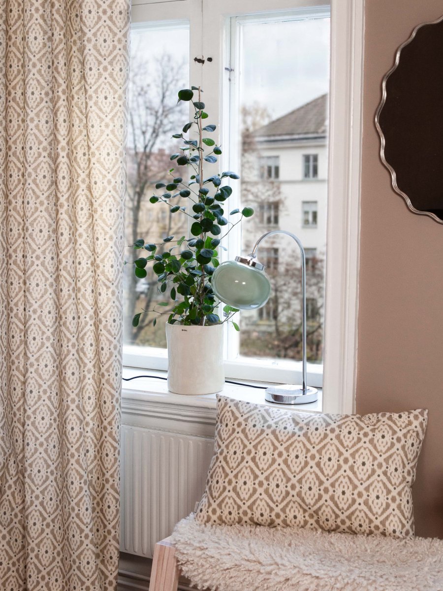 Elsy 50cm Vert lampe de table De PR Home - Son pied incurv&eacute; diffuse une lumi&egrave;re douce et harmonieuse et s'int&egrave;gre parfaitement sur une table d'appoint, une table de chevet ou un bureau.