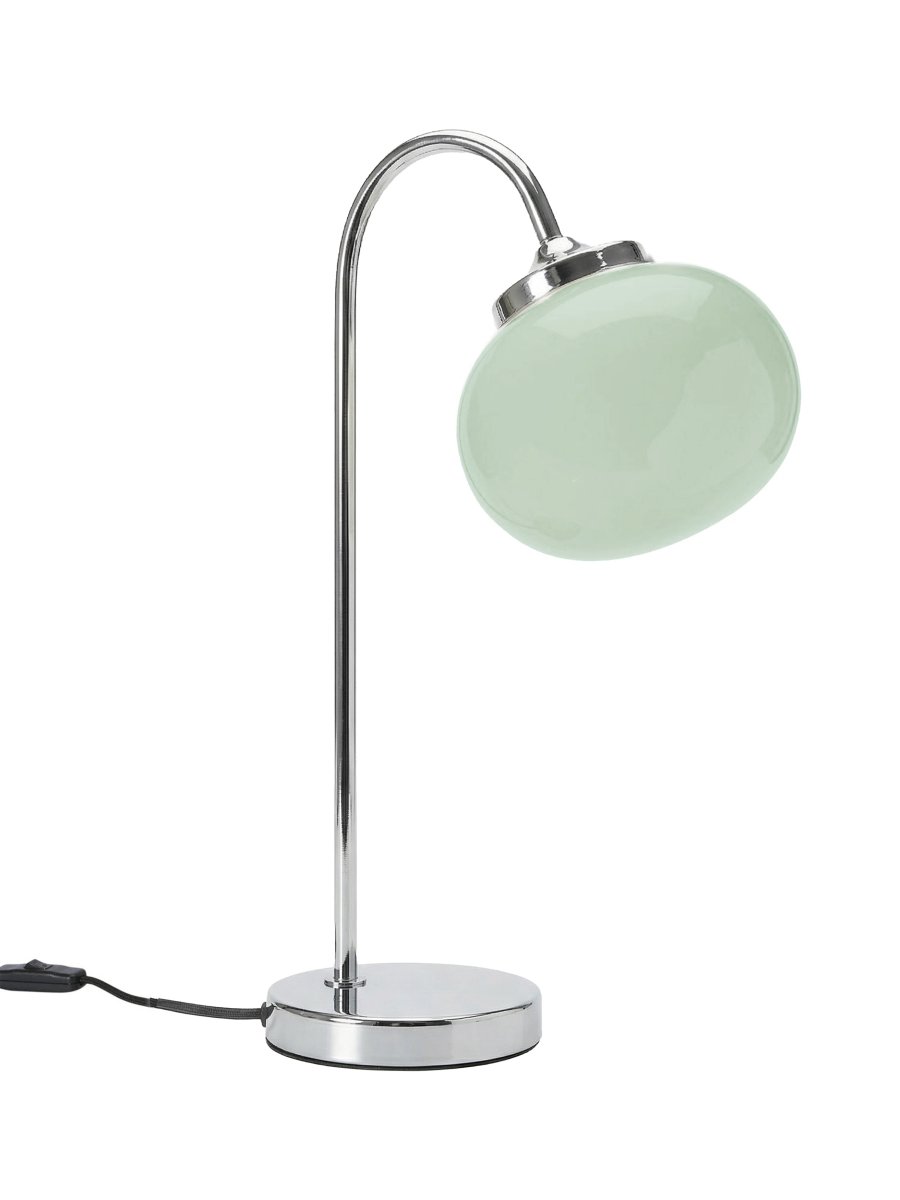 Elsy 50cm Vert lampe de table De PR Home - Son pied incurv&eacute; diffuse une lumi&egrave;re douce et harmonieuse et s'int&egrave;gre parfaitement sur une table d'appoint, une table de chevet ou un bureau.