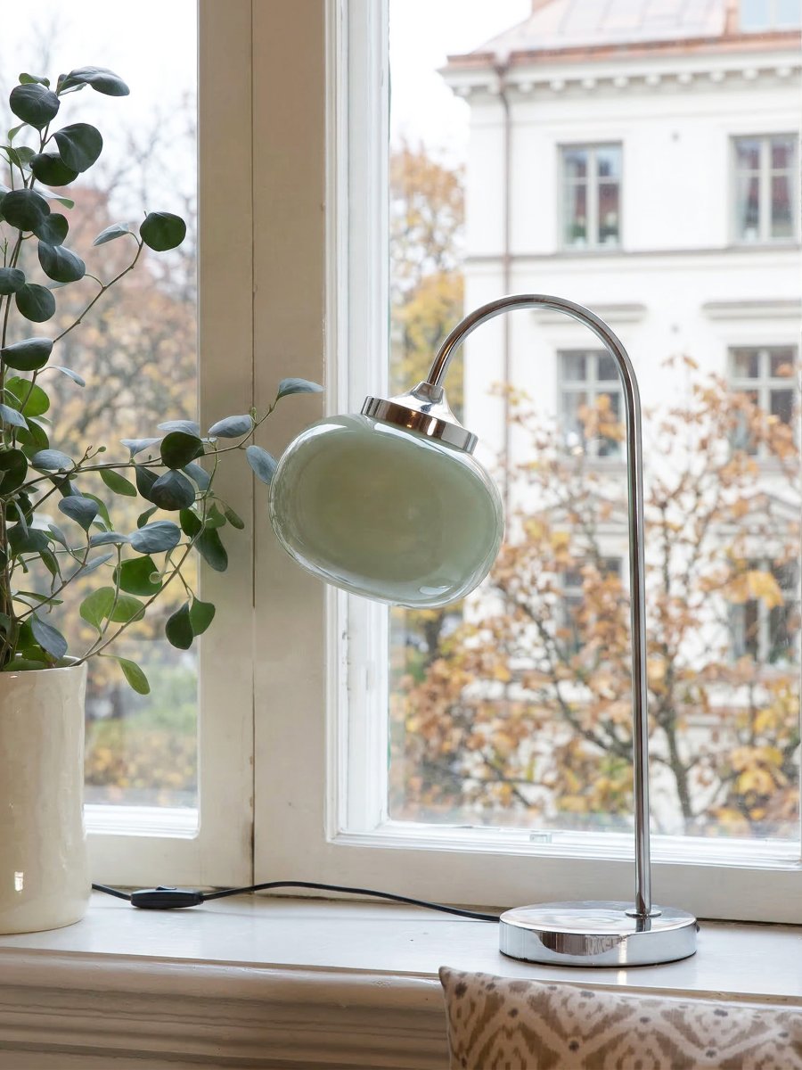 Elsy 50cm Vert lampe de table De PR Home - Son pied incurv&eacute; diffuse une lumi&egrave;re douce et harmonieuse et s'int&egrave;gre parfaitement sur une table d'appoint, une table de chevet ou un bureau.