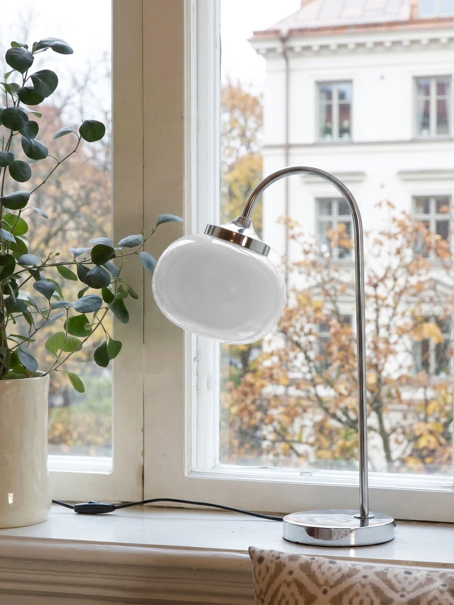 Elsy 50cm Blanc lampe de table De PR Home - Son pied incurv&eacute; lui assure une apparence douce et harmonieuse et lui permet de trouver sa place aussi bien sur une table d'appoint, une table de chevet ou un bureau.
