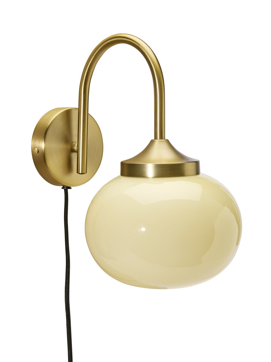 Elsy 30cm Laiton brossé lampe de lecture De PR Home - Son abat-jour en verre soufflé à la main, d'un blanc crème doux, confère à chaque lampe un caractère unique, tandis que les détails en laiton brossé créent un contraste raffiné et exclusif.