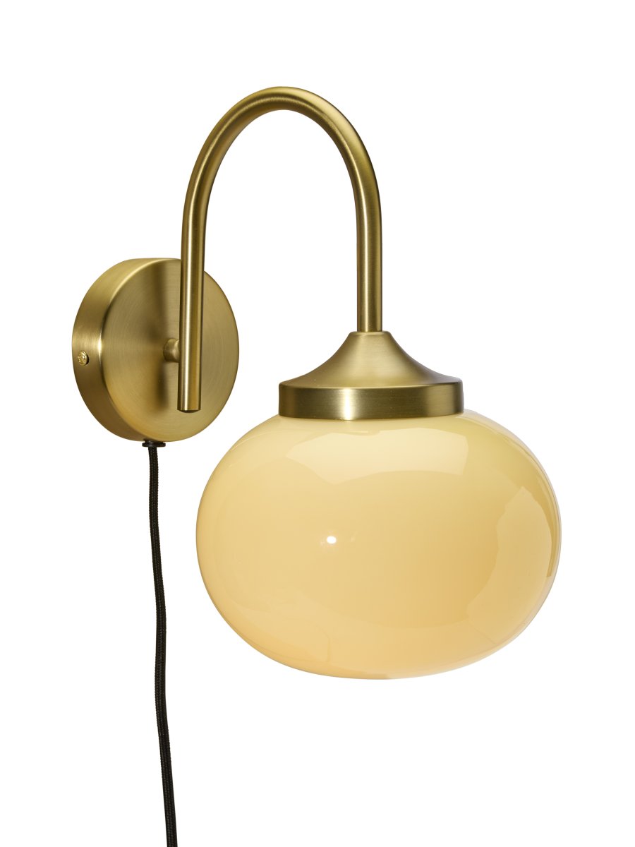 Elsy 30cm Laiton brossé lampe de lecture De PR Home - Son abat-jour en verre soufflé à la main, d'un blanc crème doux, confère à chaque lampe un caractère unique, tandis que les détails en laiton brossé créent un contraste raffiné et exclusif.