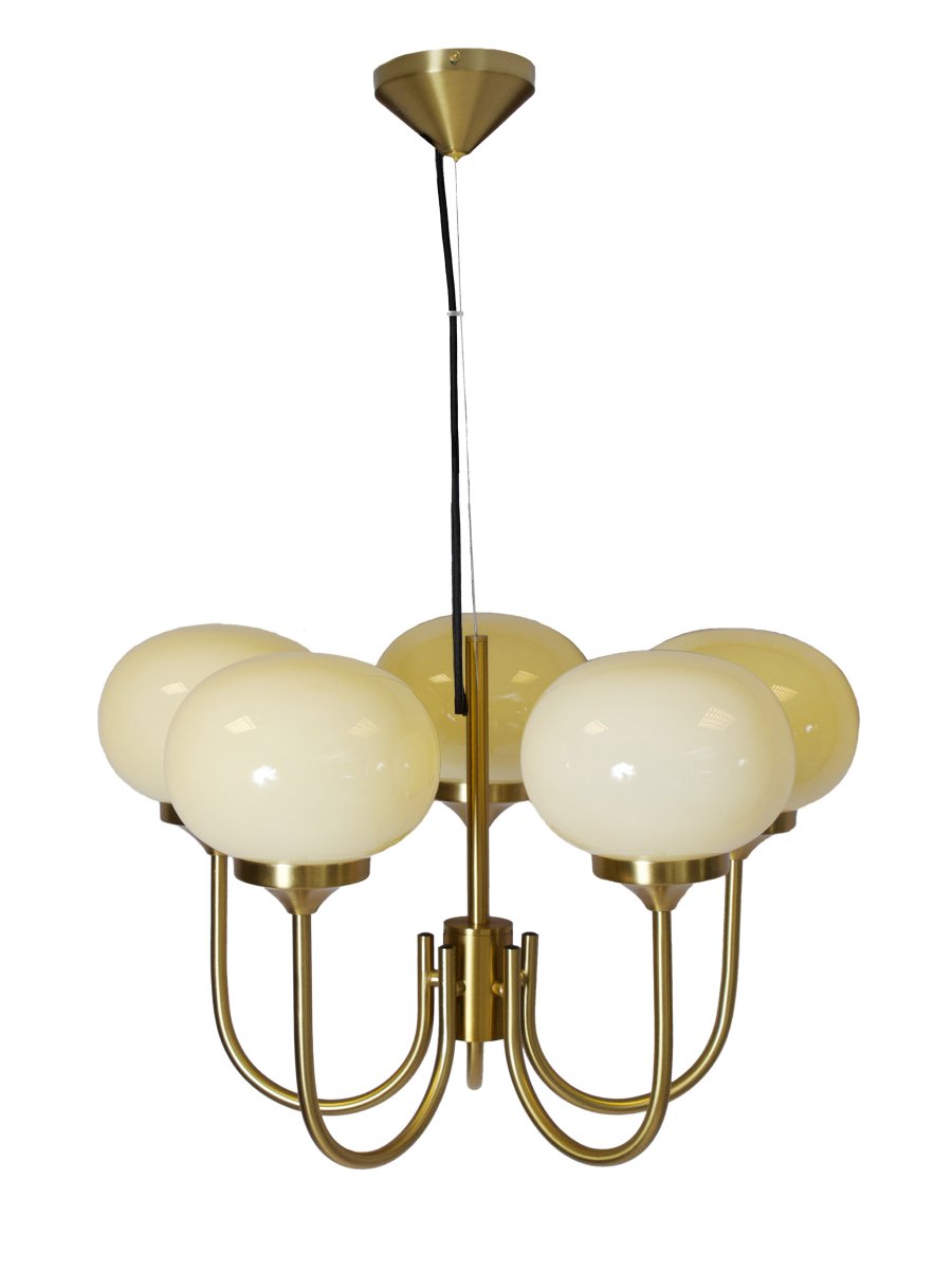 Elsy 5 Ø56 Laiton brossé suspension De PR Home - Ses cinq bras orientés vers le haut, coiffés d'abat-jour en verre crème, diffusent une lumière douce et agréable, créant une ambiance cosy, par exemple dans un salon ou une salle à manger.