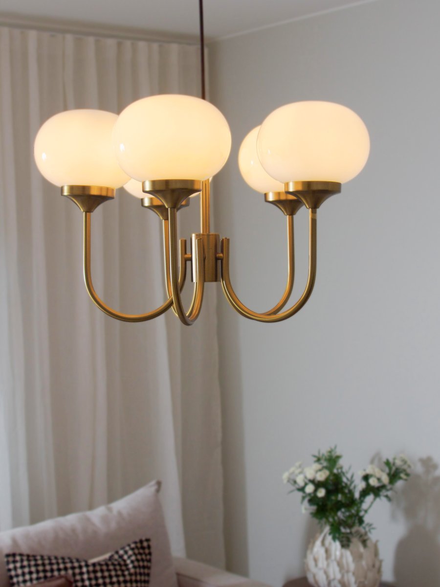 Elsy 5 Ø56 Laiton brossé suspension De PR Home - Ses cinq bras orientés vers le haut, coiffés d'abat-jour en verre crème, diffusent une lumière douce et agréable, créant une ambiance cosy, par exemple dans un salon ou une salle à manger.