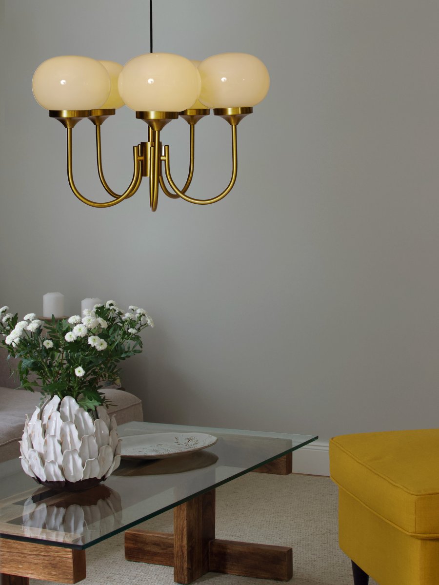 Elsy 5 Ø56 Laiton brossé suspension De PR Home - Ses cinq bras orientés vers le haut, coiffés d'abat-jour en verre crème, diffusent une lumière douce et agréable, créant une ambiance cosy, par exemple dans un salon ou une salle à manger.