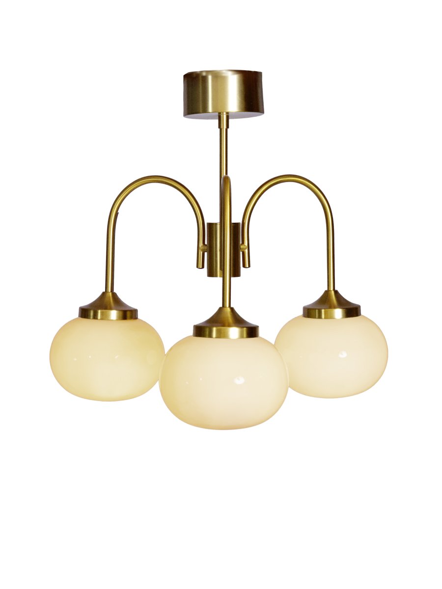 Elsy Ø52 Laiton brossé plafonnier De PR Home - Ses trois bras orient&eacute;s vers le bas, coiff&eacute;s d'abat-jour en verre cr&egrave;me, diffusent une douce lueur agr&eacute;able, cr&eacute;ant une ambiance cosy, par exemple dans un salon, une salle &agrave; manger ou un couloir.
