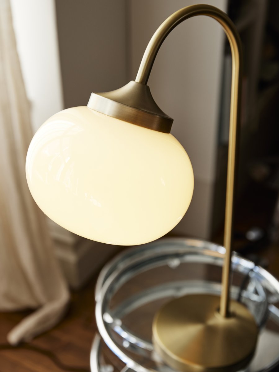 Elsy 50cm Laiton brossé lampe de table De PR Home - Son pied incurv&eacute; lui donne une apparence douce et harmonieuse et s'int&egrave;gre parfaitement sur une table d'appoint, une table de chevet ou un bureau.
