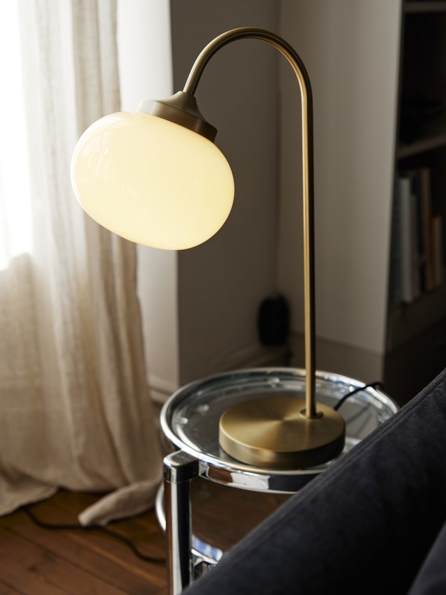 Elsy 50cm Laiton brossé lampe de table De PR Home - Son pied incurv&eacute; lui donne une apparence douce et harmonieuse et s'int&egrave;gre parfaitement sur une table d'appoint, une table de chevet ou un bureau.