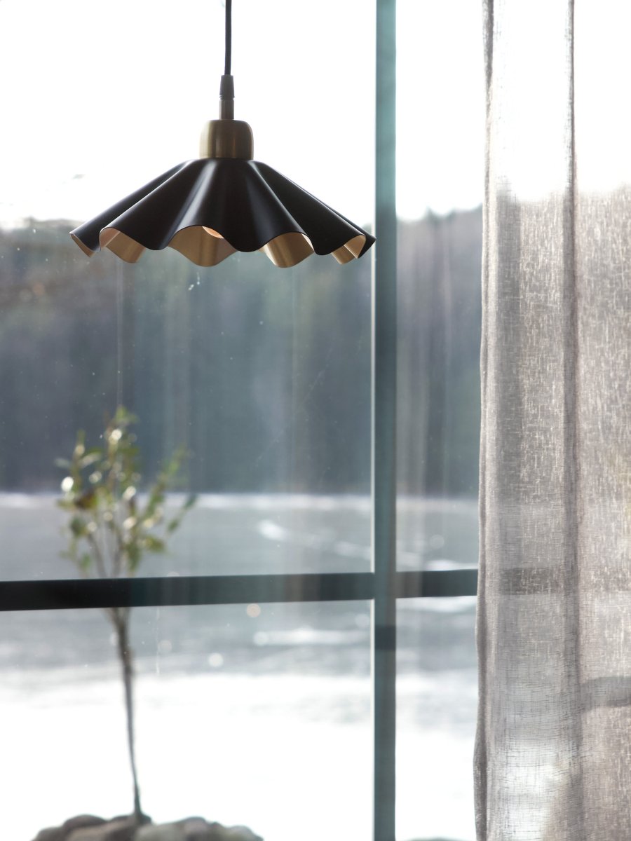 Aira Ø25 Noir lampe de fenêtre De PR Home - La suspension Aira est id&eacute;ale pour cr&eacute;er une ambiance harmonieuse et raffin&eacute;e dans votre int&eacute;rieur, du salon &agrave; la chambre, en passant par le couloir et le bureau.