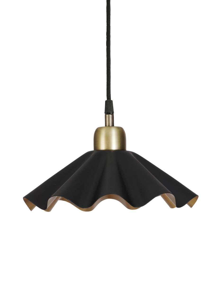 Aira Ø25 Noir lampe de fenêtre De PR Home - La suspension Aira est id&eacute;ale pour cr&eacute;er une ambiance harmonieuse et raffin&eacute;e dans votre int&eacute;rieur, du salon &agrave; la chambre, en passant par le couloir et le bureau.