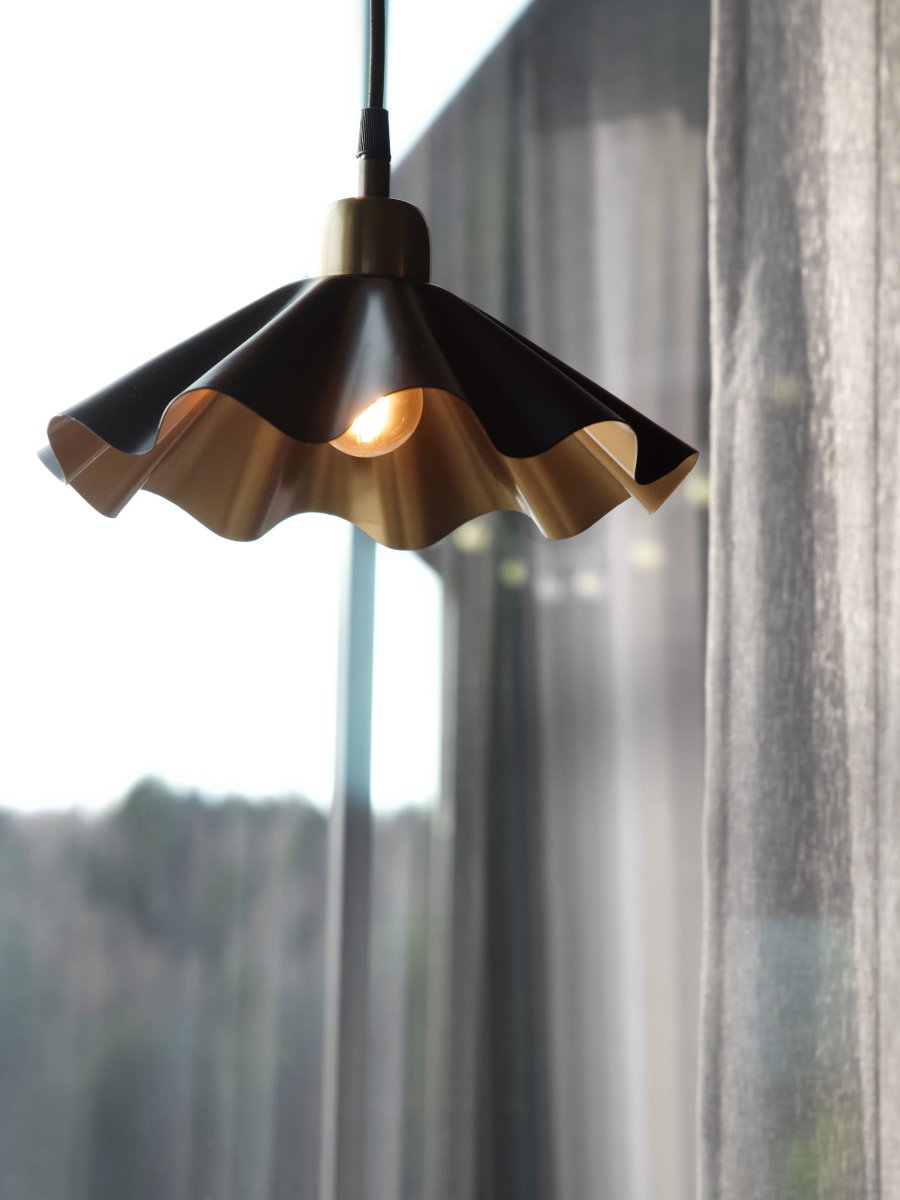 Aira Ø25 Noir lampe de fenêtre De PR Home - La suspension Aira est id&eacute;ale pour cr&eacute;er une ambiance harmonieuse et raffin&eacute;e dans votre int&eacute;rieur, du salon &agrave; la chambre, en passant par le couloir et le bureau.