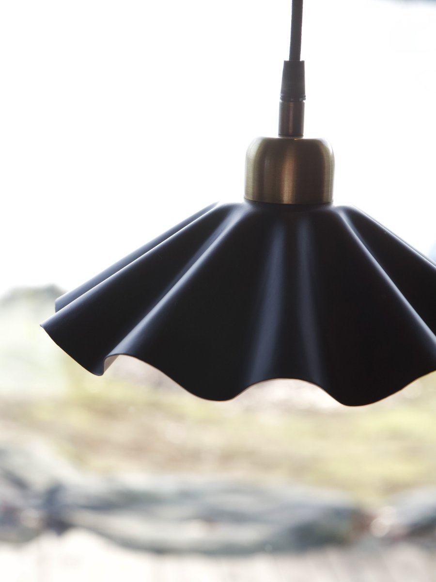Aira Ø25 Noir lampe de fenêtre De PR Home - La suspension Aira est id&eacute;ale pour cr&eacute;er une ambiance harmonieuse et raffin&eacute;e dans votre int&eacute;rieur, du salon &agrave; la chambre, en passant par le couloir et le bureau.