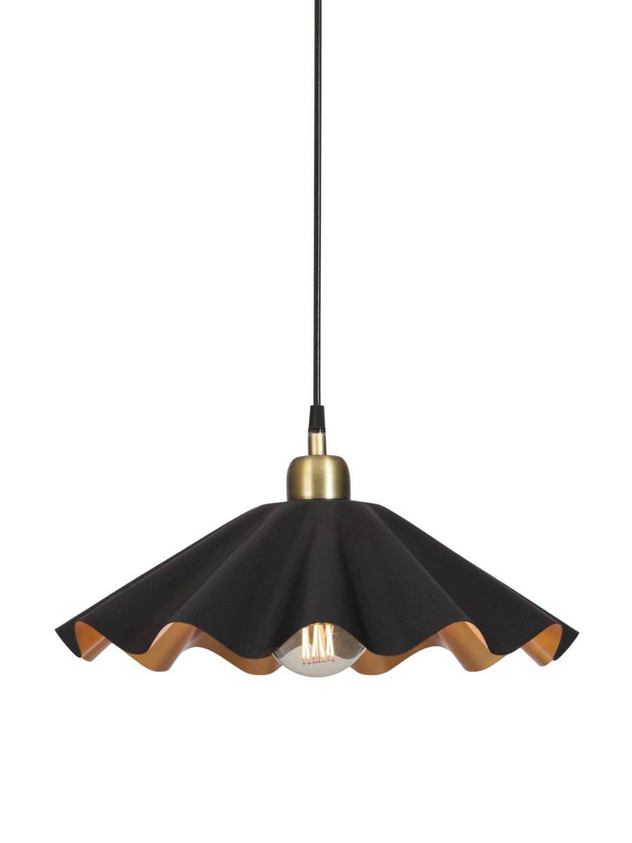 Aira Ø40 Noir suspension De PR Home - Le plafonnier Aira s&eacute;duit par sa surface noire mate et son int&eacute;rieur couleur laiton.