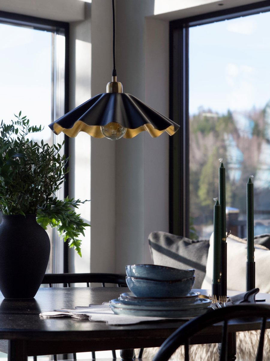 Aira Ø40 Noir suspension De PR Home - Le plafonnier Aira s&eacute;duit par sa surface noire mate et son int&eacute;rieur couleur laiton.