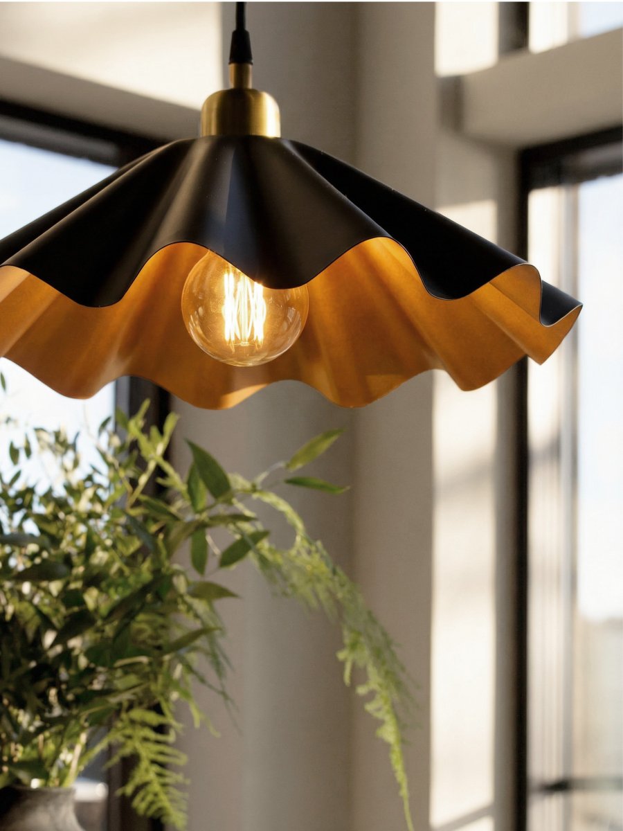 Aira Ø40 Noir suspension De PR Home - Le plafonnier Aira s&eacute;duit par sa surface noire mate et son int&eacute;rieur couleur laiton.