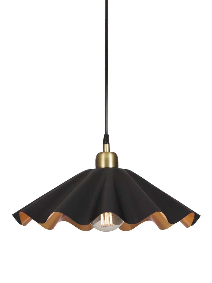 Aira Ø50 Noir suspension De PR Home - Le plafonnier Aira s&eacute;duit par sa surface noire mate et son int&eacute;rieur couleur laiton.