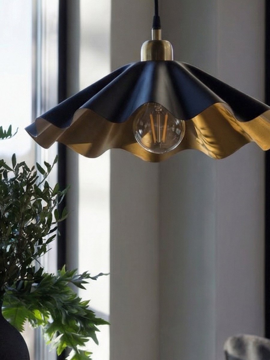 Aira Ø50 Noir suspension De PR Home - Le plafonnier Aira s&eacute;duit par sa surface noire mate et son int&eacute;rieur couleur laiton.