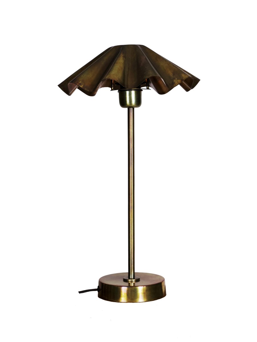 Aira 46cm Laiton lampe de table De PR Home - Sa surface scintille de nuances de bleu, de vert et de cuivre, cr&eacute;ant un effet vibrant qui rend chaque pi&egrave;ce unique.