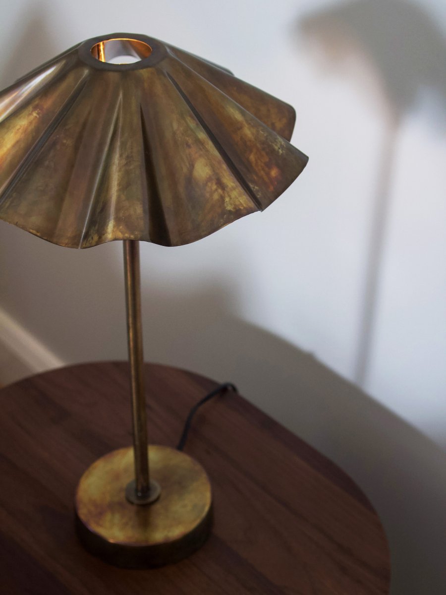 Aira 46cm Laiton lampe de table De PR Home - Sa surface scintille de nuances de bleu, de vert et de cuivre, cr&eacute;ant un effet vibrant qui rend chaque pi&egrave;ce unique.