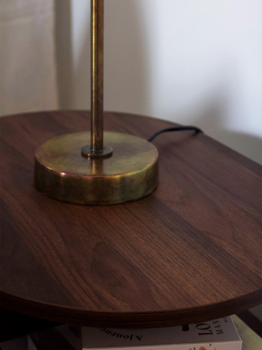 Aira 46cm Laiton lampe de table De PR Home - Sa surface scintille de nuances de bleu, de vert et de cuivre, cr&eacute;ant un effet vibrant qui rend chaque pi&egrave;ce unique.