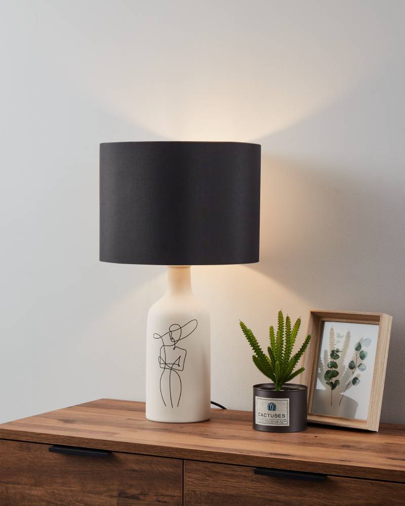 Vinoza 53cm Blanc lampe de table De Eglo - Dotée d'une base blanche décorée de lignes minimalistes représentant une femme portant un chapeau, la lampe ajoute une touche sophistiquée et artistique à votre intérieur.