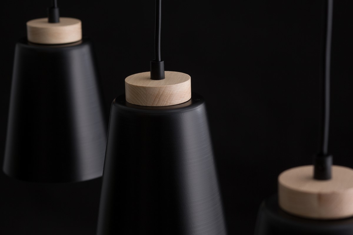 Bolero 66cm Noir suspension De Emibig Lighting - La combinaison classique du métal et du bois confère à la lampe un caractère unique et distinctif.