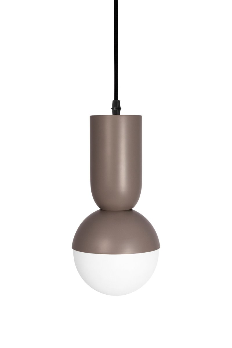 Nero Ø13 Brun suspension De Globen Lighting - La lampe est fabriquée en métal laqué mat, de couleur auge, et dispose d'un câble textile noir de 350 cm de long avec interrupteur et prise.