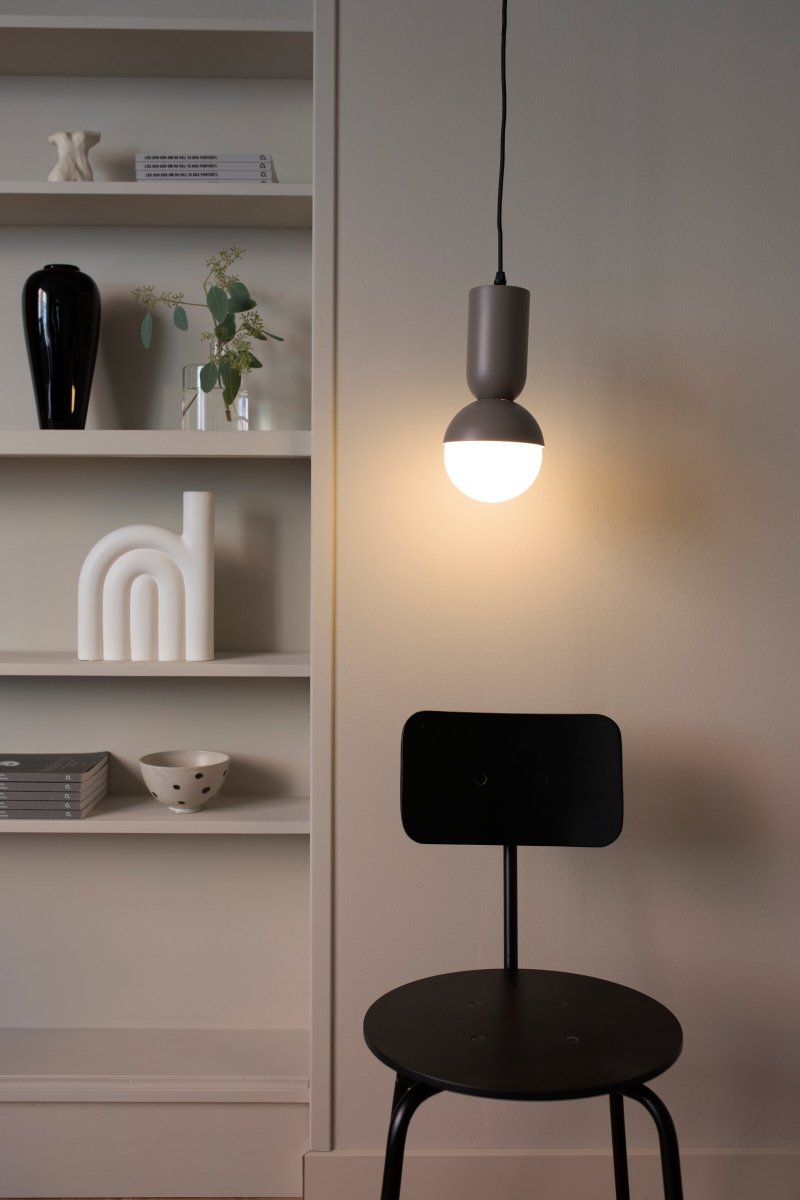 Nero Ø13 Brun suspension De Globen Lighting - La lampe est fabriquée en métal laqué mat, de couleur auge, et dispose d'un câble textile noir de 350 cm de long avec interrupteur et prise.