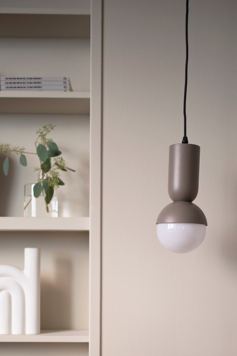 Nero Ø13 Brun suspension De Globen Lighting - La lampe est fabriquée en métal laqué mat, de couleur auge, et dispose d'un câble textile noir de 350 cm de long avec interrupteur et prise.