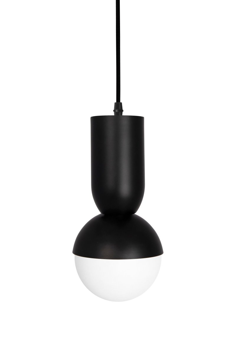 Nero Ø13 Noir suspension De Globen Lighting - D&egrave;s le d&eacute;but, la lampe Nero &eacute;tait une tentative de combiner une sph&egrave;re avec une forme tubulaire ovale.