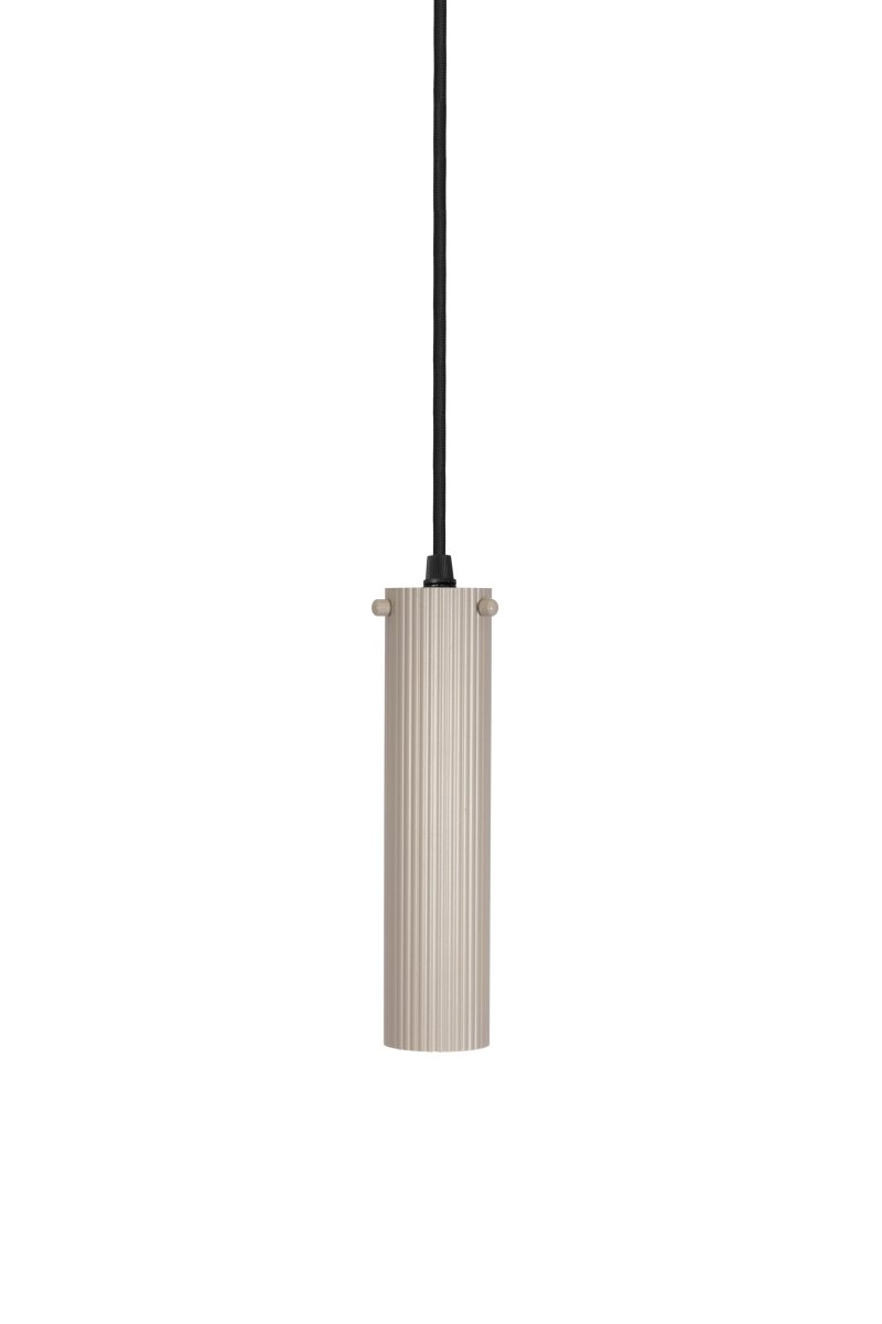 Hubble 22cm Beige lampe de fenêtre De Globen Lighting - L'esth&eacute;tique et le jeu d'&eacute;clairage peuvent &ecirc;tre facilement modifi&eacute;s gr&acirc;ce &agrave; diff&eacute;rentes sources lumineuses&nbsp;: choisissez un spot directionnel pour un &eacute;clairage fonctionnel, une petite sph&egrave;re pour une ambiance moderne, ou une source lumineuse plus grande pour un effet plus atmosph&eacute;rique.