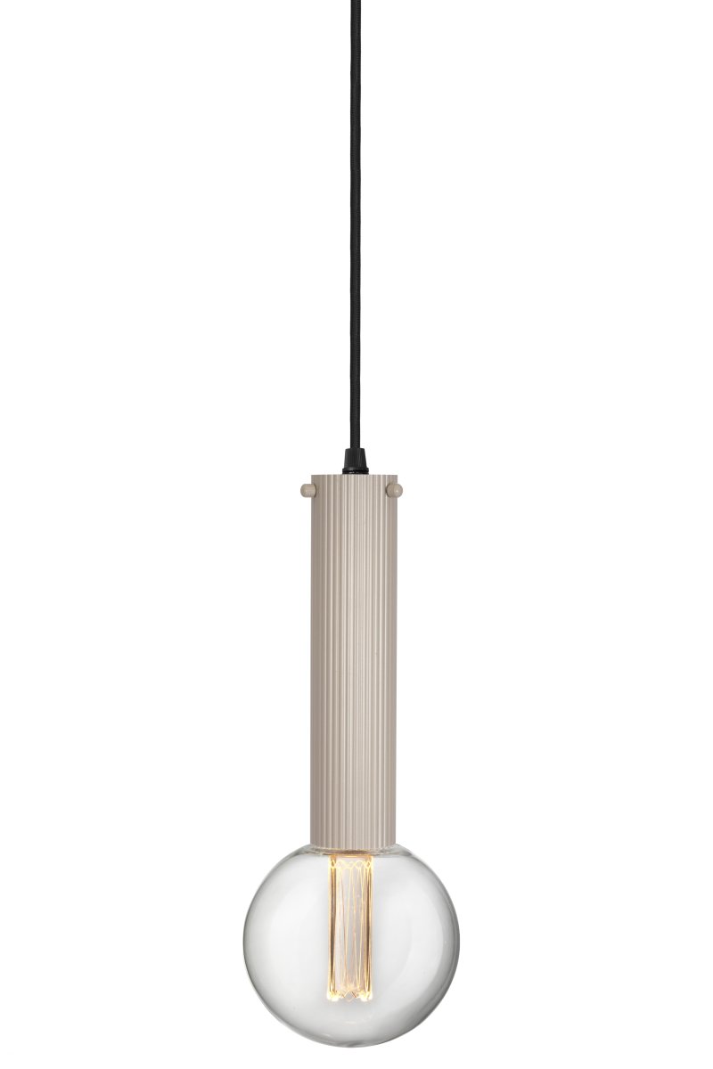 Hubble 22cm Beige lampe de fenêtre De Globen Lighting - L'esth&eacute;tique et le jeu d'&eacute;clairage peuvent &ecirc;tre facilement modifi&eacute;s gr&acirc;ce &agrave; diff&eacute;rentes sources lumineuses&nbsp;: choisissez un spot directionnel pour un &eacute;clairage fonctionnel, une petite sph&egrave;re pour une ambiance moderne, ou une source lumineuse plus grande pour un effet plus atmosph&eacute;rique.