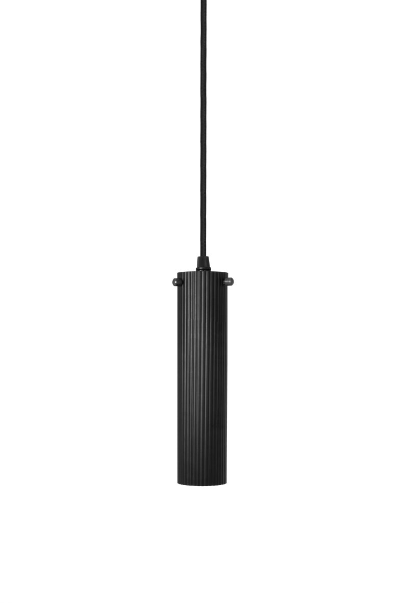 Hubble 22cm Noir lampe de fenêtre De Globen Lighting - L'esth&eacute;tique et le jeu d'&eacute;clairage peuvent &ecirc;tre facilement modifi&eacute;s gr&acirc;ce &agrave; diff&eacute;rentes sources lumineuses&nbsp;: choisissez un spot directionnel pour un &eacute;clairage fonctionnel, une petite sph&egrave;re pour une ambiance moderne, ou une source lumineuse plus grande pour un effet plus atmosph&eacute;rique.